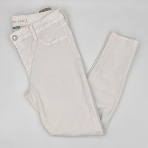 Cute high waisted white jeans!